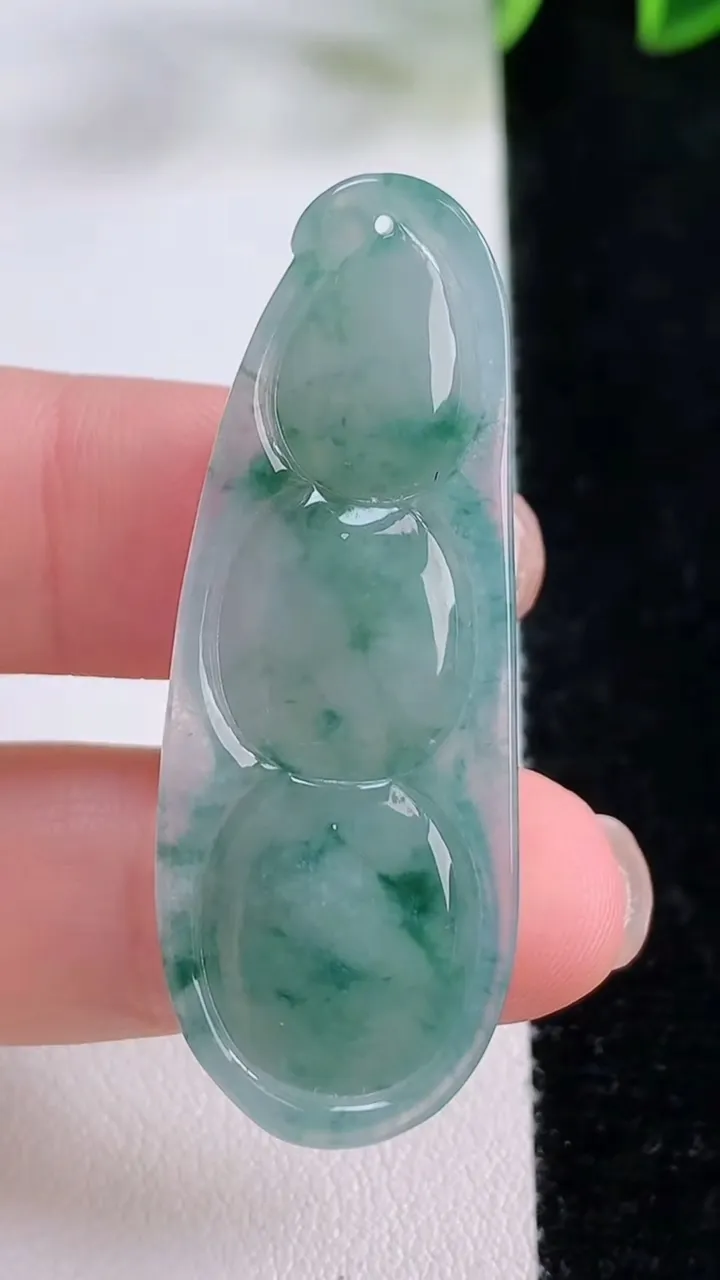 天然A货翡翠冰种飘花福豆吊坠，尺寸45-16.7-6.9，重量:8.96g
11月23日