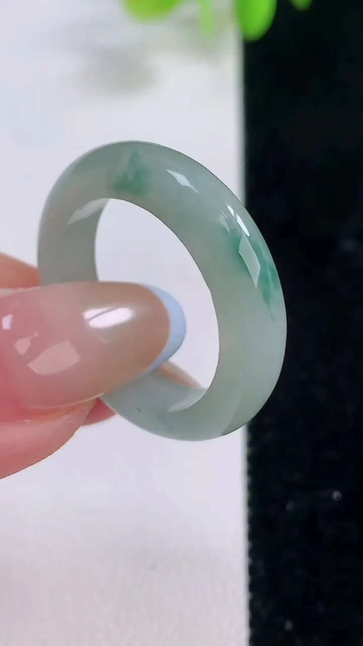 天然A货翡翠飘花指环戒指，尺寸19.6-5.2-3，重量:4.53g2025年11月23日
工厂直销收藏佳品,种好水足，色泽均匀，有种有色，上手高大气！