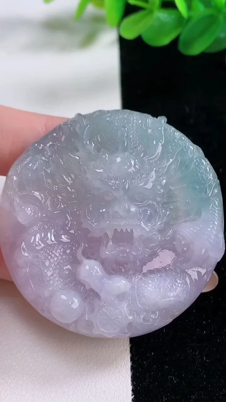 天然A货翡翠春带彩 紫罗兰龙牌吊坠，尺寸50-50-8，重:54.68g
11月23日