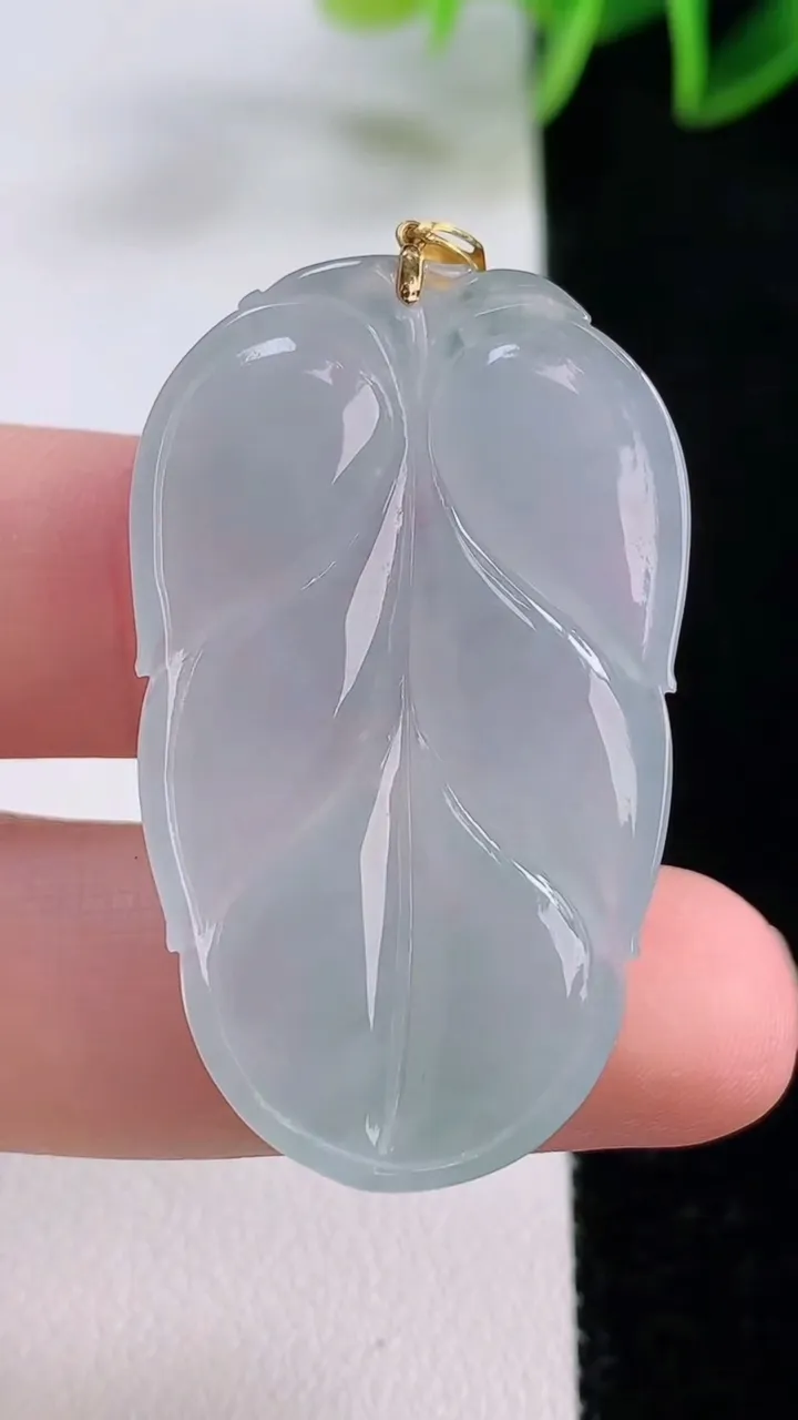 天然A货翡翠金枝玉叶 叶子吊坠，尺寸40.8-23.3-5.3，重量:9.87g
11月23日