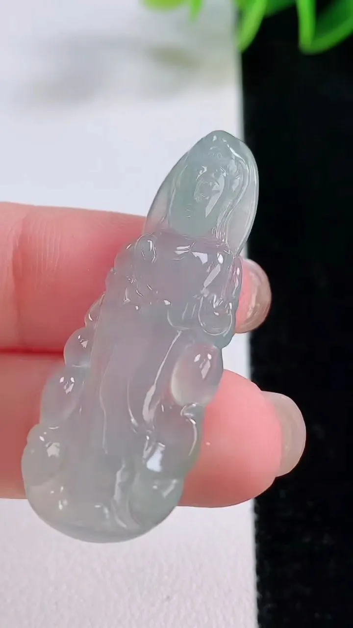 天然A货翡翠观音菩萨吊坠，尺寸41-16-3.6，重量:4.76g
11月23日