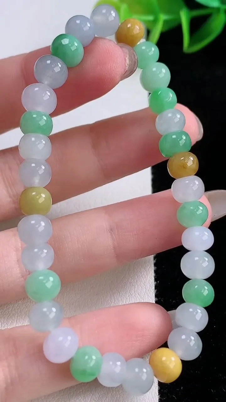 天然A货翡翠三彩圆珠手串，尺寸6.7-42颗，重量:15.00g11月23日
工厂直销收藏佳品,种好水足，色泽均匀，有种有色，上手高大气！