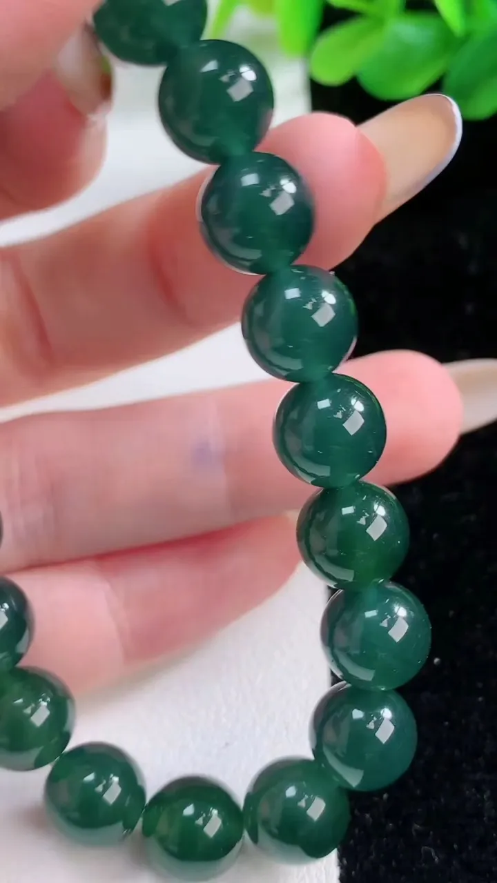 天然A货翡翠种蓝水圆珠手串，尺寸9.6-20颗，重:31.42g11月23日
工厂直销收藏佳品,种好水足，色泽均匀，有种有色，上手高大气！