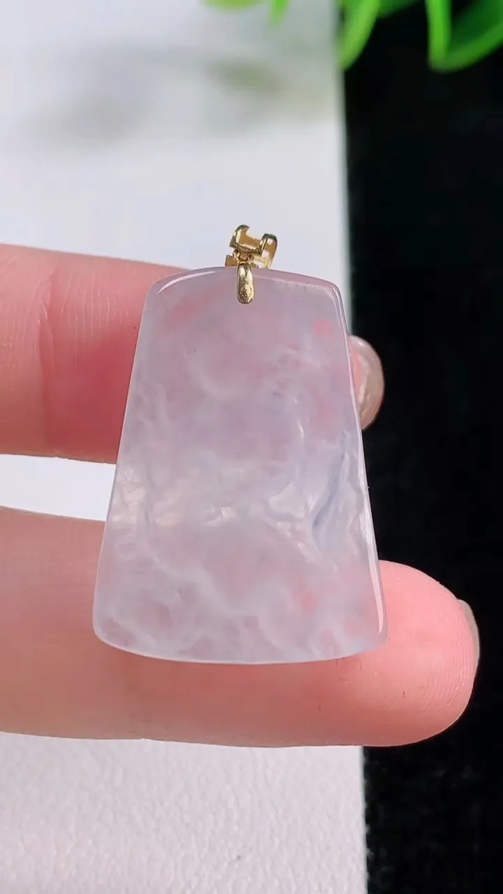 天然A货翡翠种白冰龙牌吊坠，尺寸27.3-19-4.4，重量:5g
11月23日