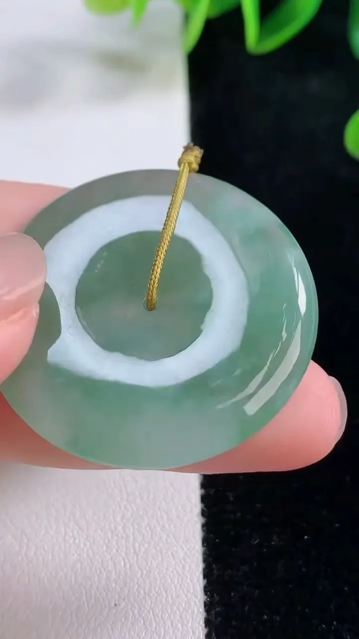 天然A货翡翠平安扣吊坠，尺寸36-5，重量:15.51g
11月23日