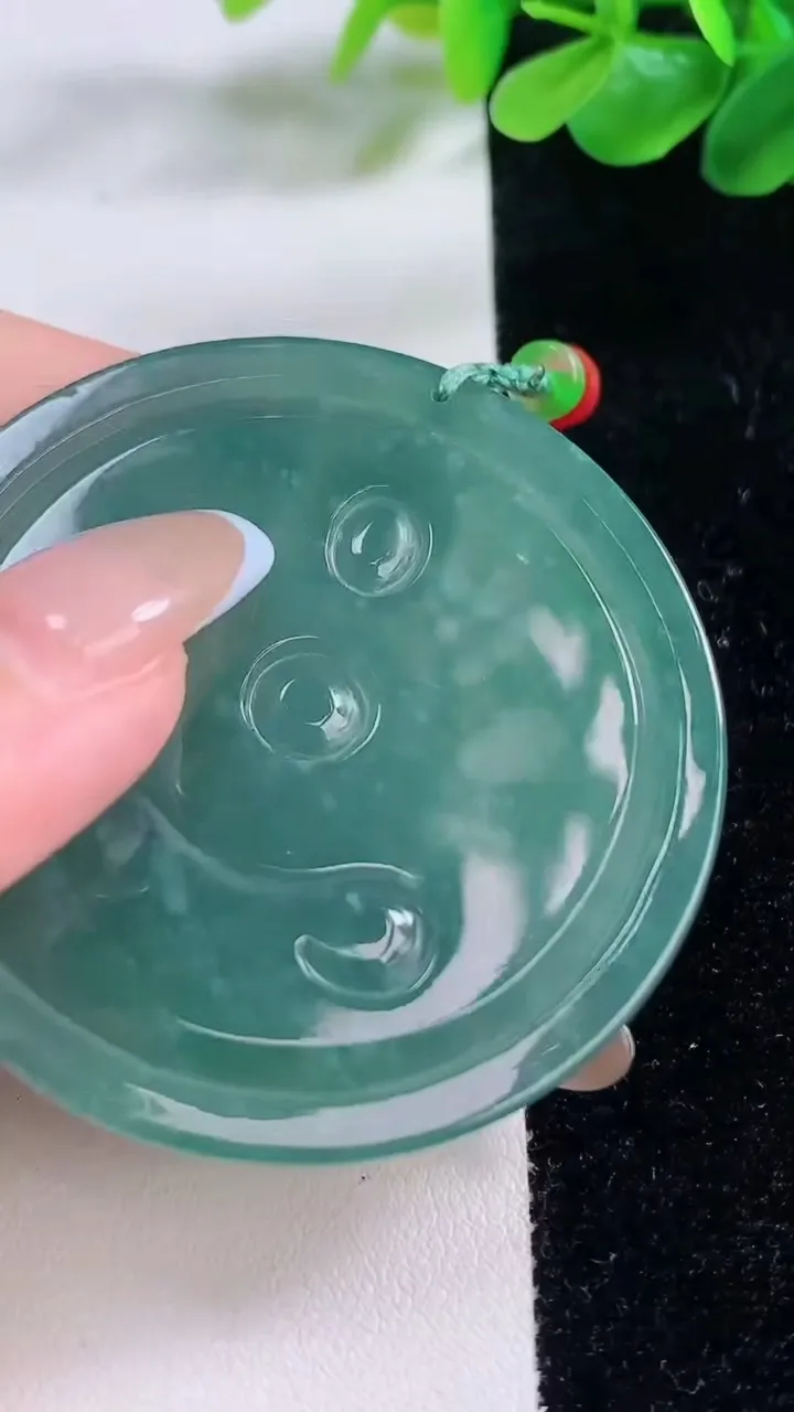 天然A货翡翠千手观音菩萨吊坠，尺寸54.9-5.2，重:29.83g
11月23日