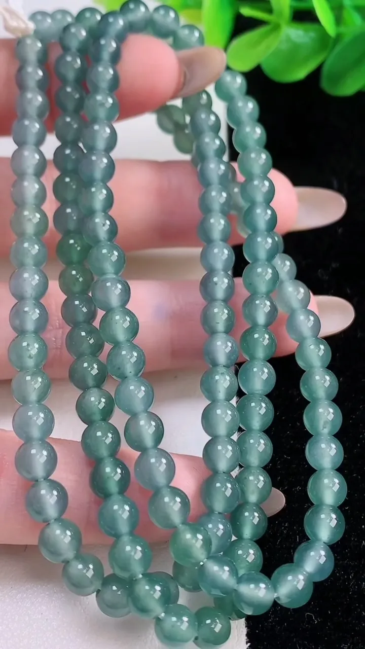 天然A货翡翠圆珠项链，尺寸5.3-124颗，重:32.89g
11月23日