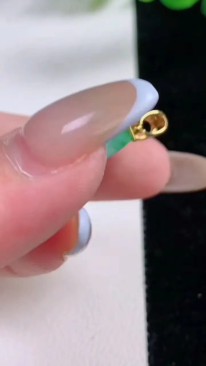 天然A货翡翠平安扣吊坠，尺寸25.1-2.2，重:4.42g
11月23日