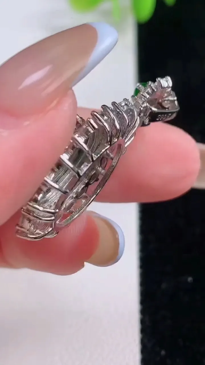 天然A货翡翠蓝水蛋面吊坠，尺寸32.3-19-10.6，裸石14.2-12.2重量:5.66g
11月23日