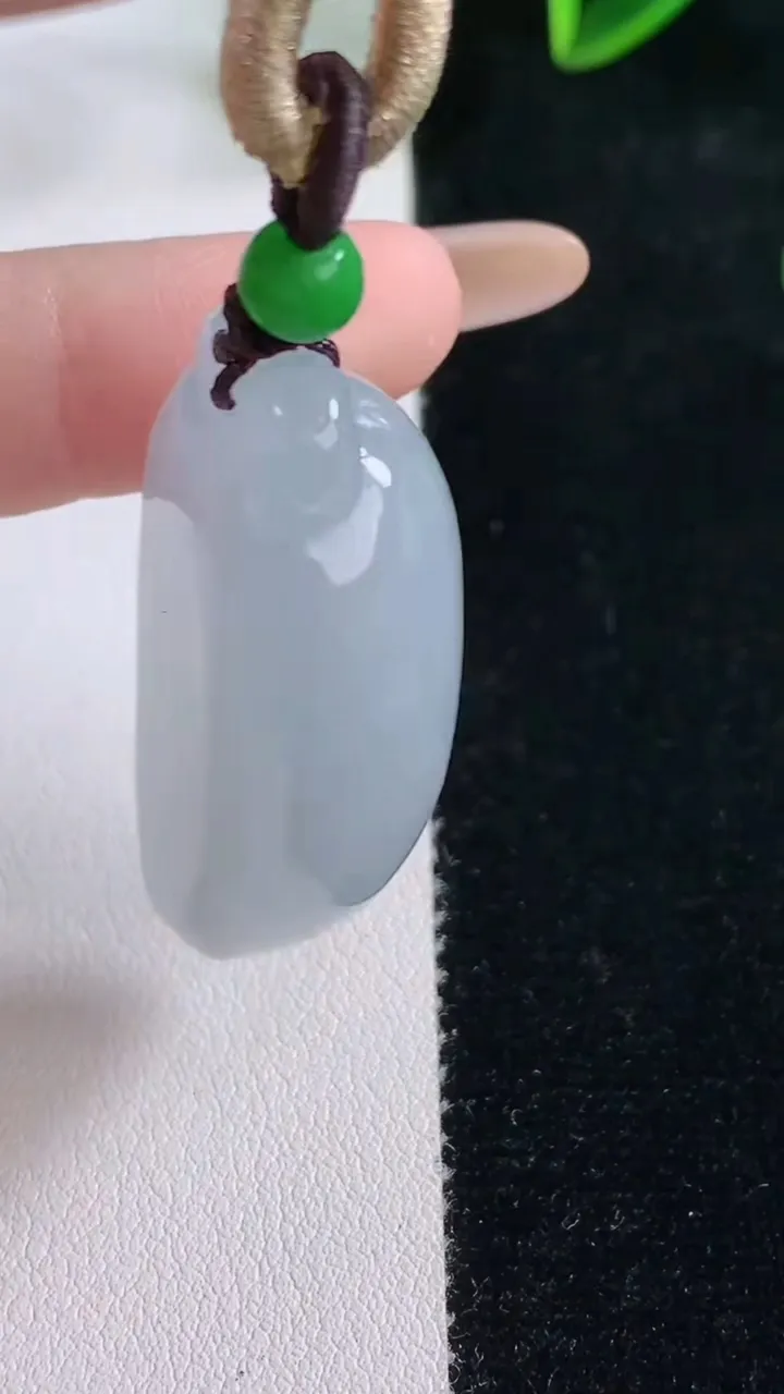 天然A货翡翠紫罗兰福瓜吊坠，尺寸44.6-21-13，重量:26.66g
11月23日