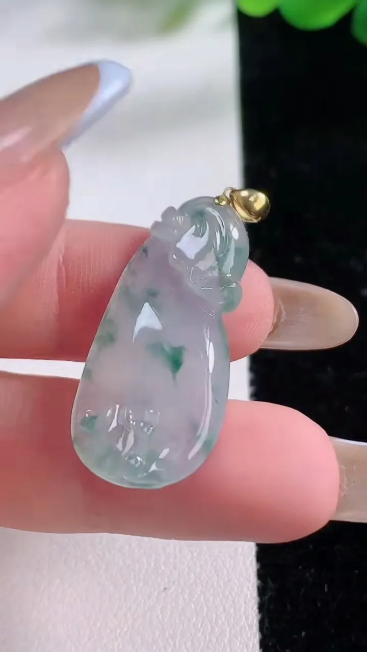 天然A货翡翠种飘花福袋吊坠，尺寸33.5-14.5-4.8，重:4.26g
11月23日