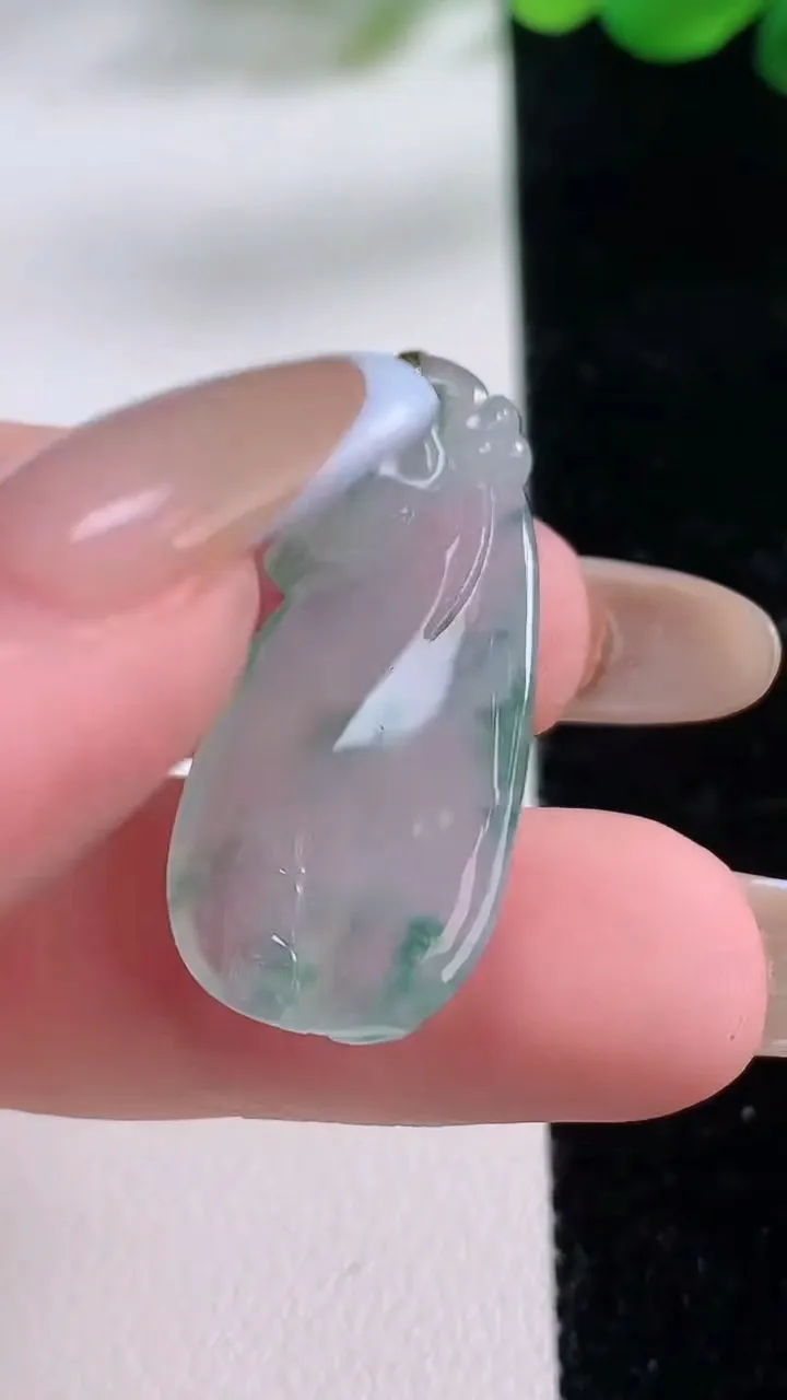 天然A货翡翠种飘花福袋吊坠，尺寸33.5-14.5-4.8，重:4.26g
11月23日