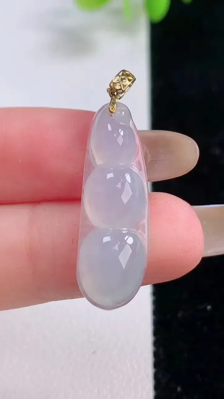 天然A货翡翠种白冰福豆吊坠，尺寸28-9.5-4.9，重量:2.35g
11月23日