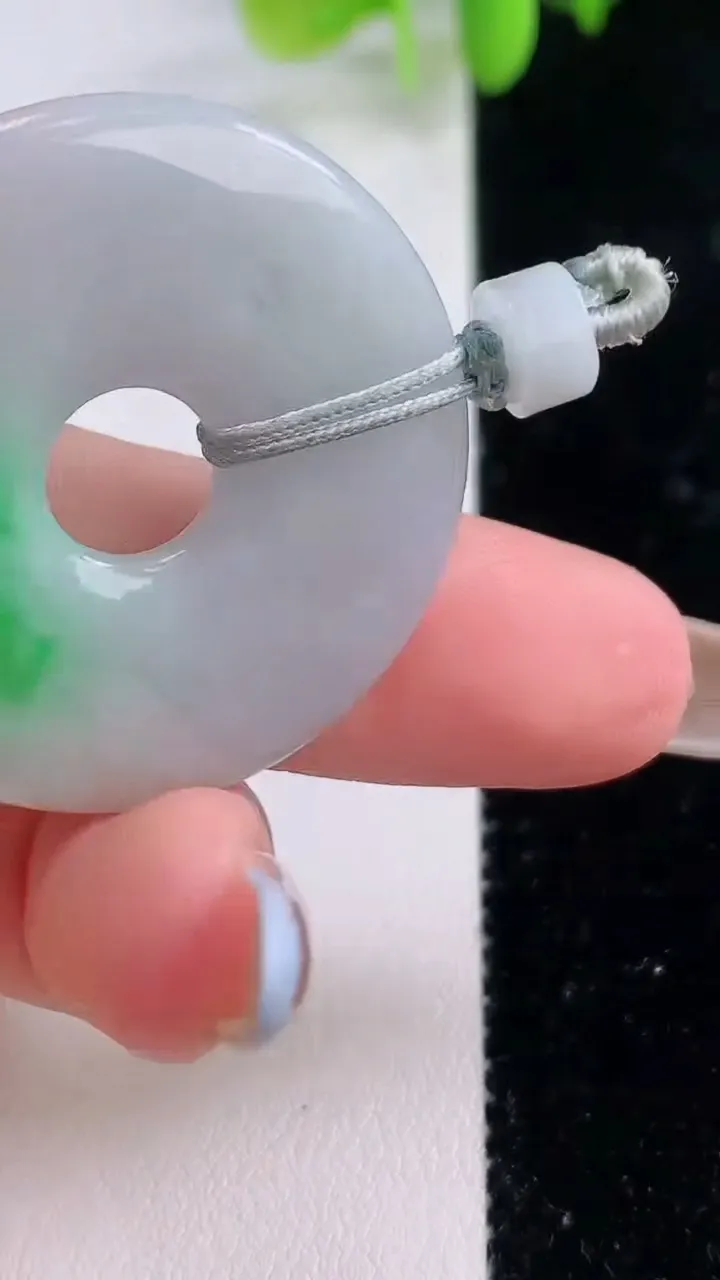 天然A货翡翠平安环吊坠，尺寸34.4-3.5，重量:10.00g
11月23日