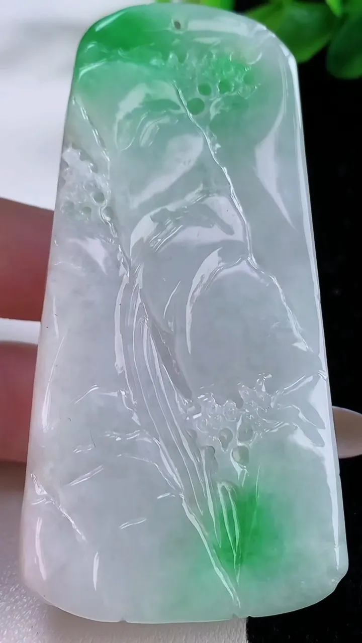 天然A货翡翠山水牌吊坠，尺寸78-39.6-11.7，重:74.34g
11月23日