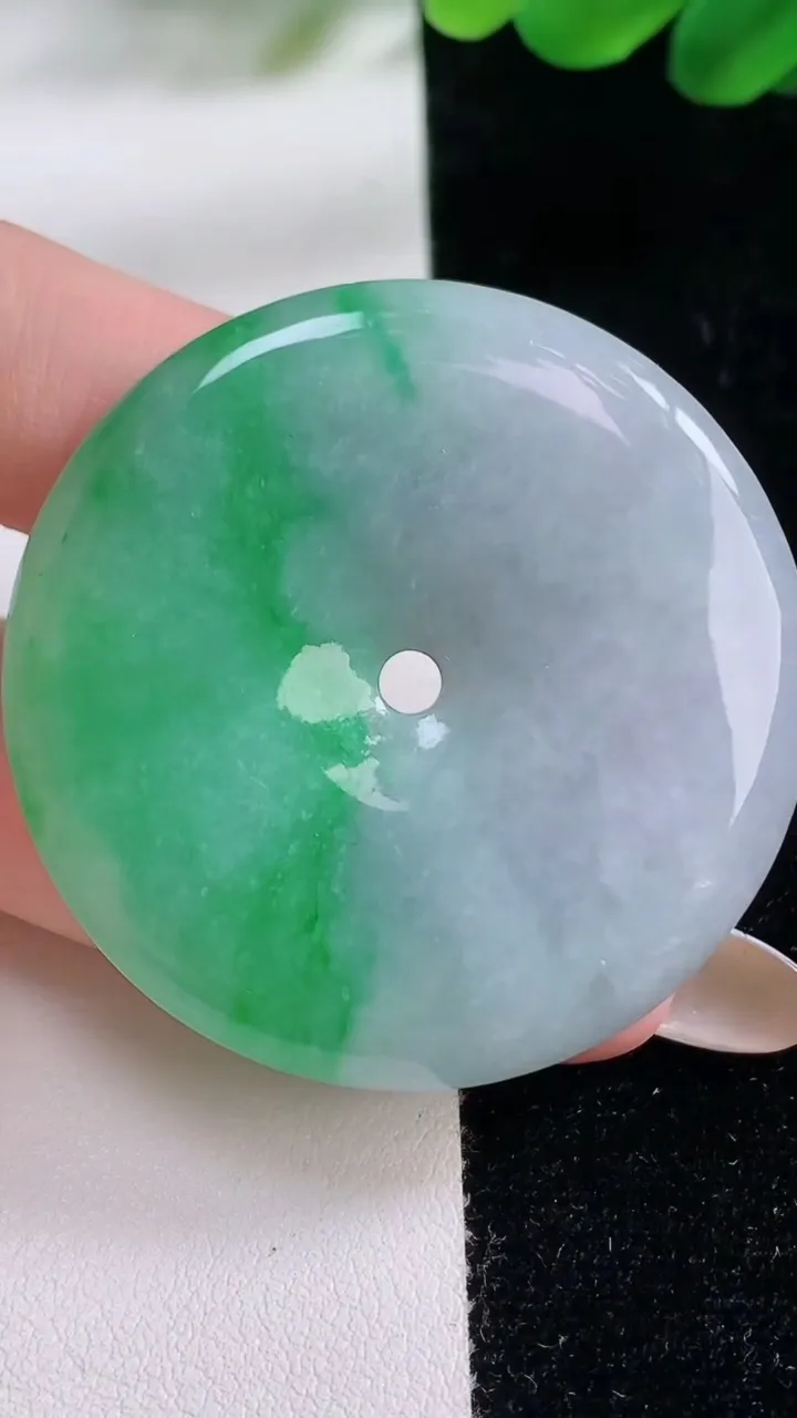 天然A货翡翠平安扣吊坠，尺寸45-6.6，重:28.74g
11月23日