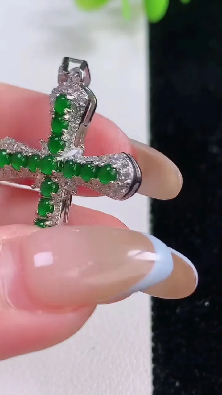 天然A货翡翠蛋面十字架吊坠，尺寸40.8-24.2-4.6裸石3.2，重量:4.05g
11月23日