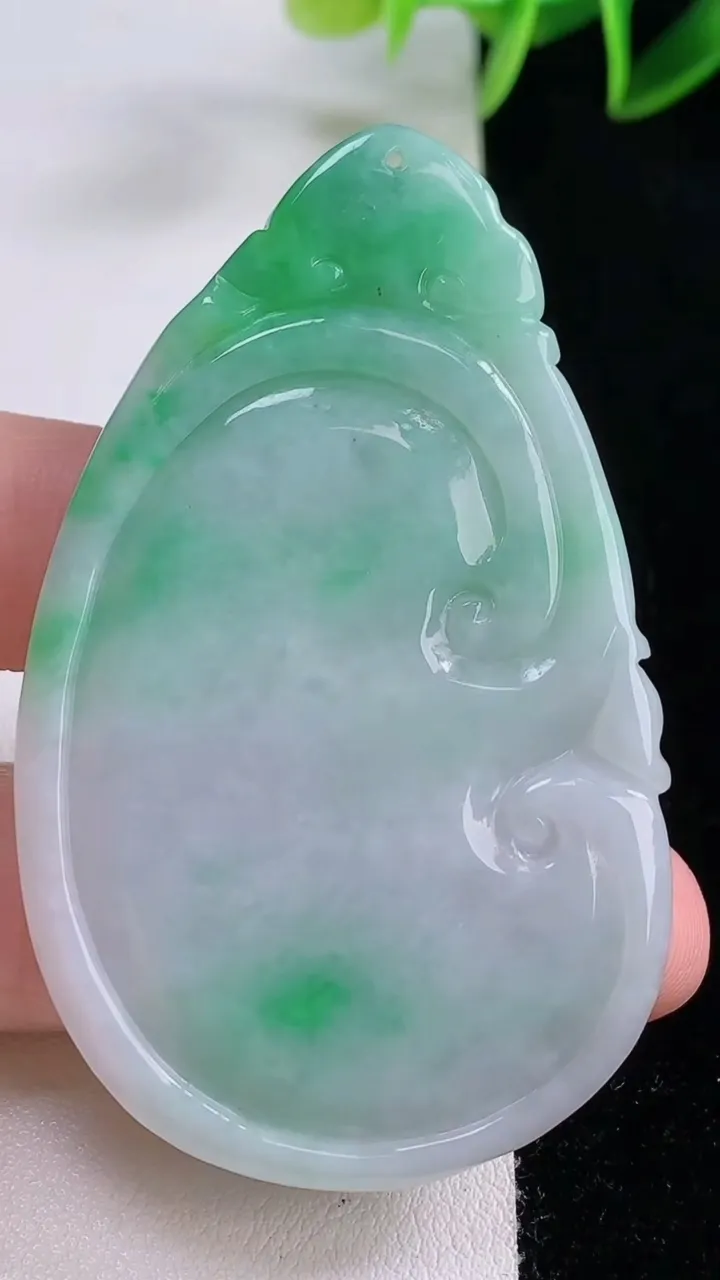 天然A货翡翠如意吊坠，尺寸42.8-38.7-6.1，重量:32.66g
11月23日