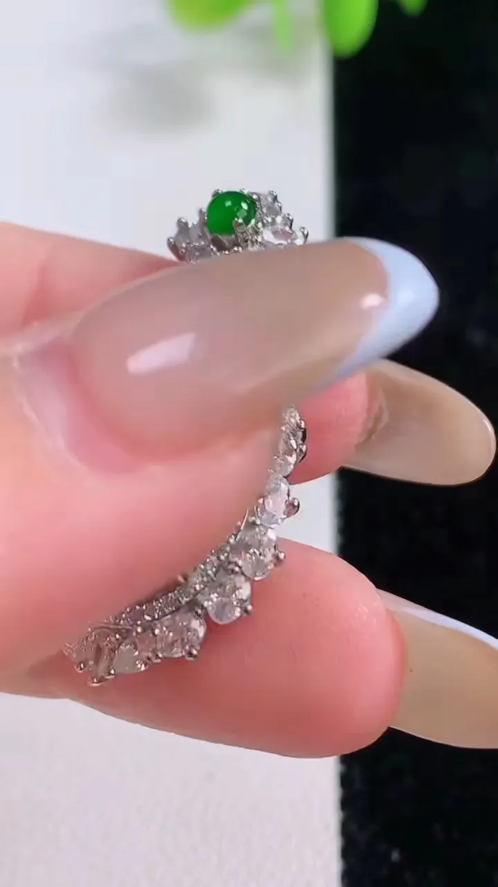 天然A货翡翠蓝水蛋面吊坠，尺寸32.3-19-10.6，裸石14.2-12.2重量:5.66g
11