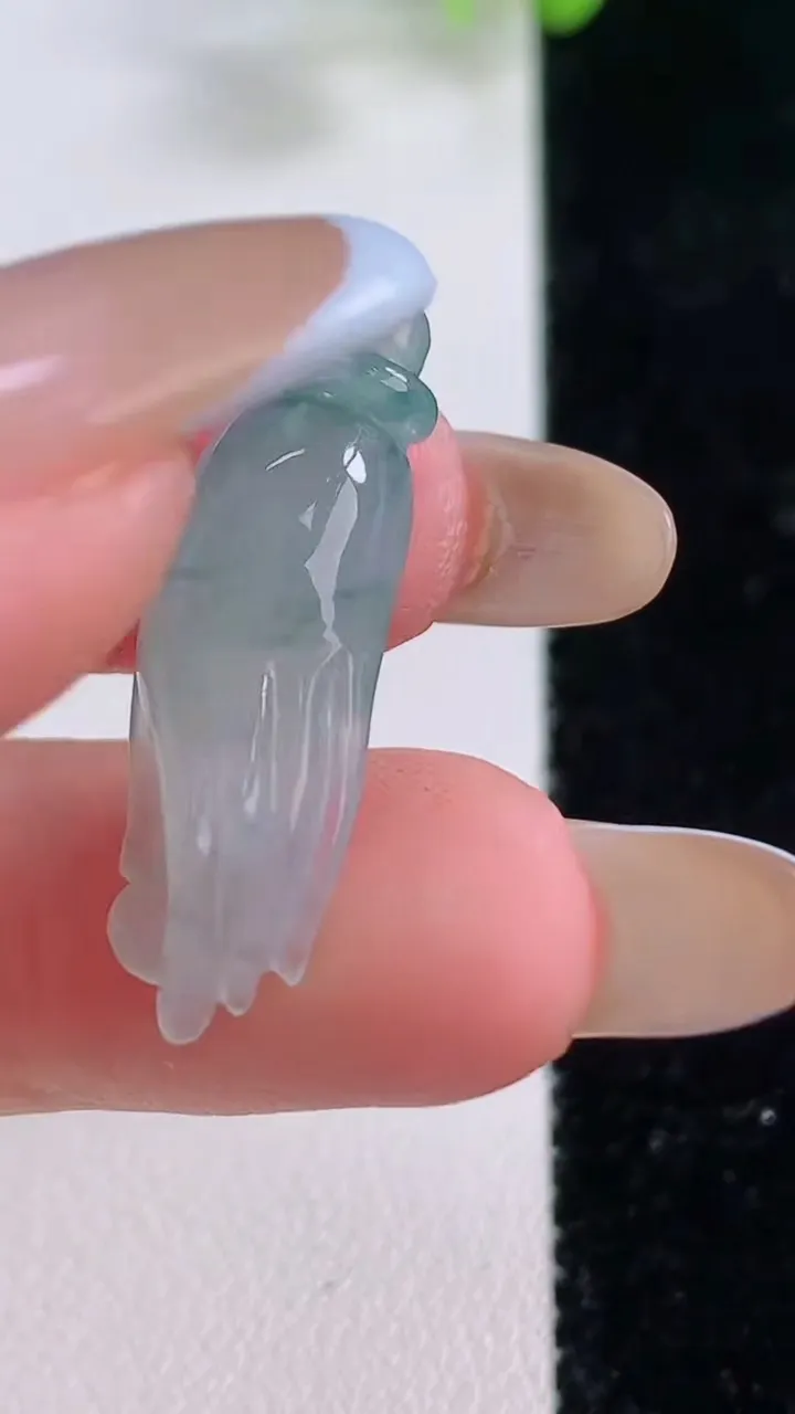 天然A货翡翠冰种飘花掌上明珠吊坠，尺寸29.2-9.6-6，重量:2.52g
11月23日