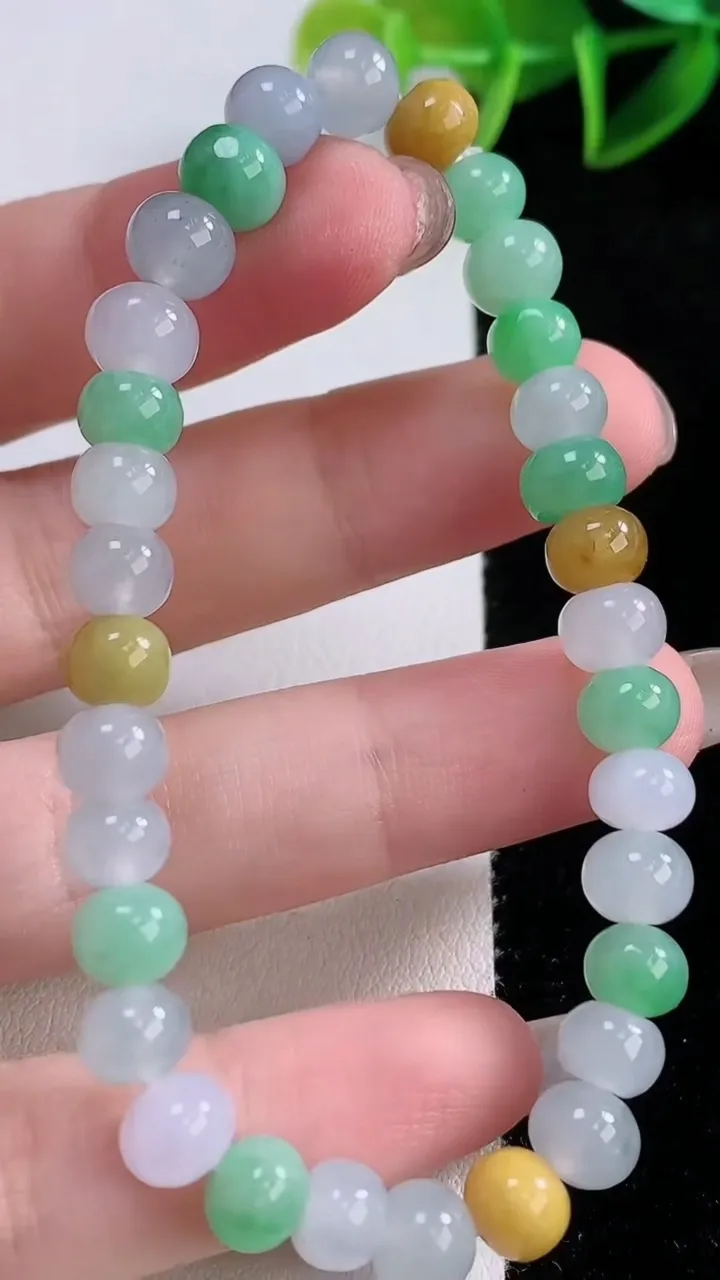 天然A货翡翠三彩圆珠手串，尺寸6.7-42颗，重量:15.00g11月23日
工厂直销收藏佳品,种好水足，色泽均匀，有种有色，上手高大气！