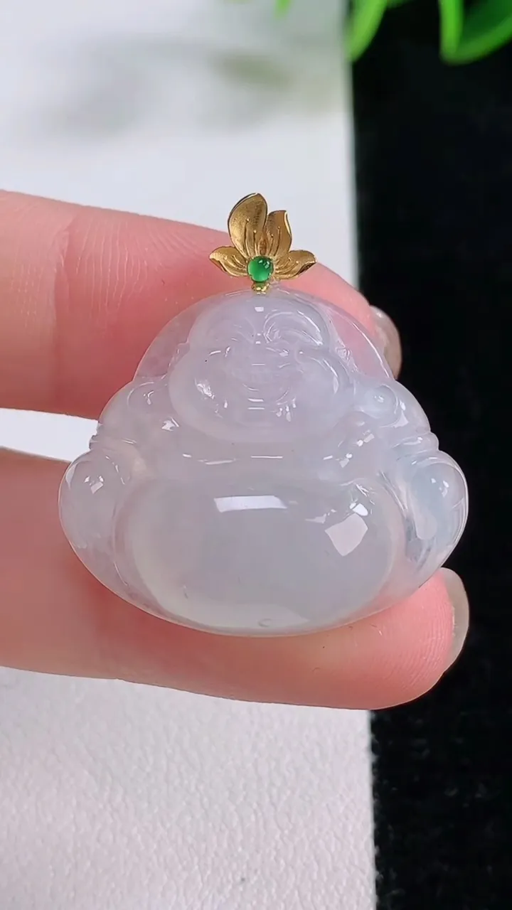 天然A货翡翠种白冰佛公吊坠，尺寸24-28-6.7，重量:6.67g
11月23日