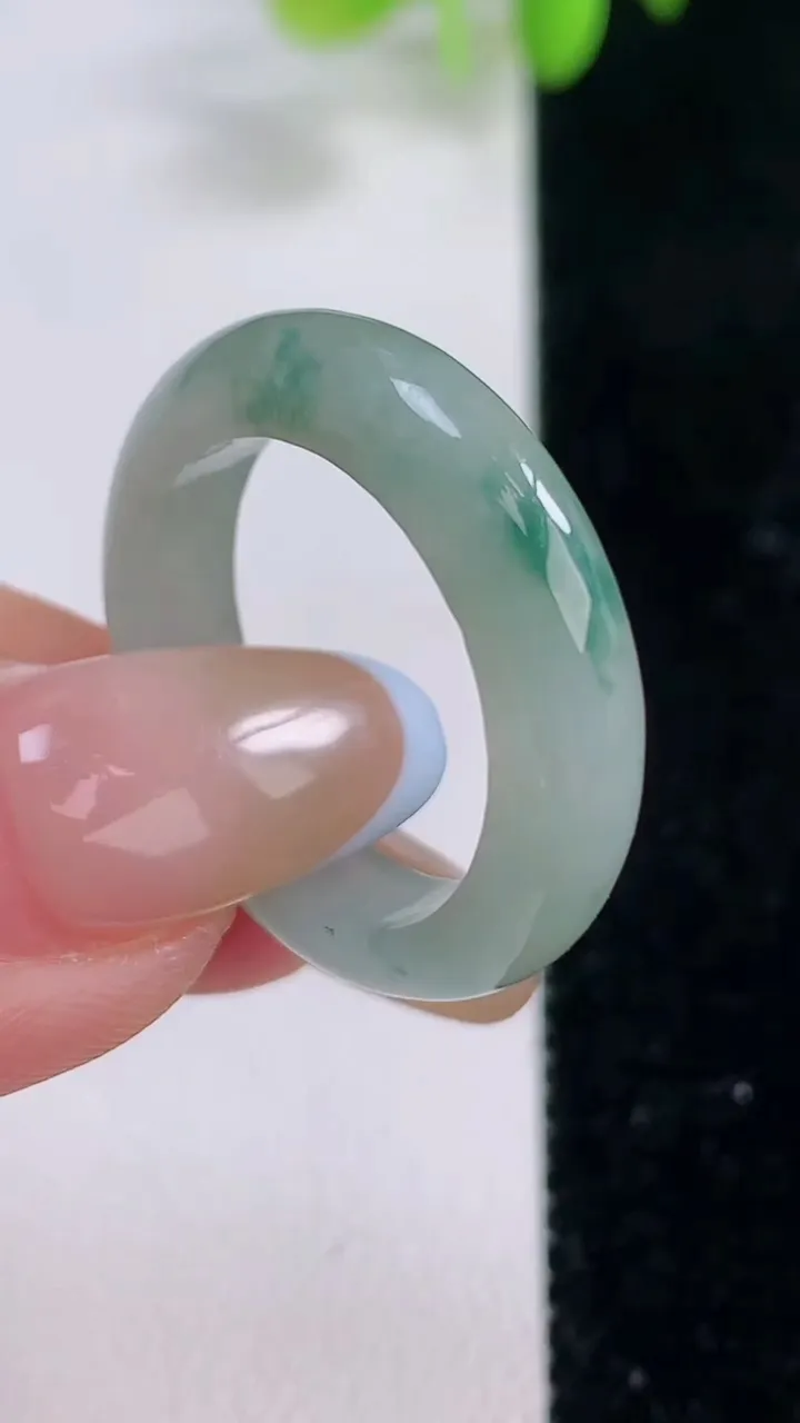 天然A货翡翠飘花指环戒指，尺寸19.6-5.2-3，重量:4.53g2025年11月23日
工厂直销