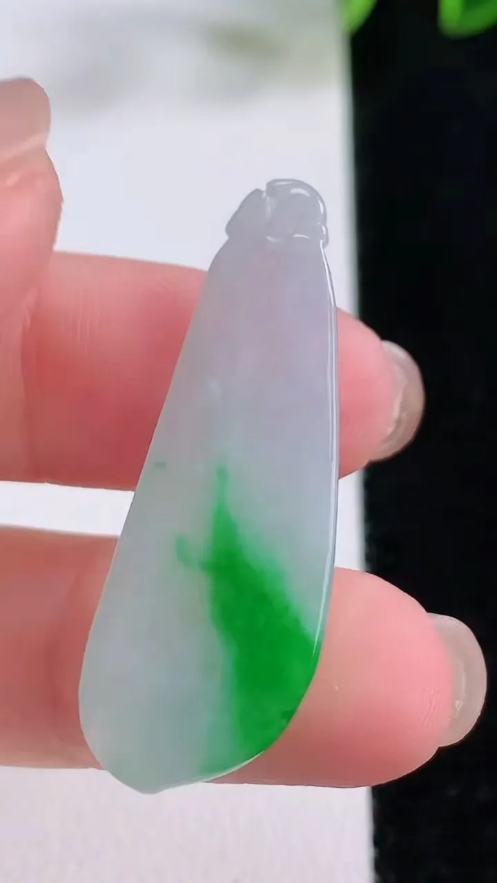 天然A货翡翠福瓜吊坠，尺寸37.6-13.3-4.6，重量:3.91g
11月23日