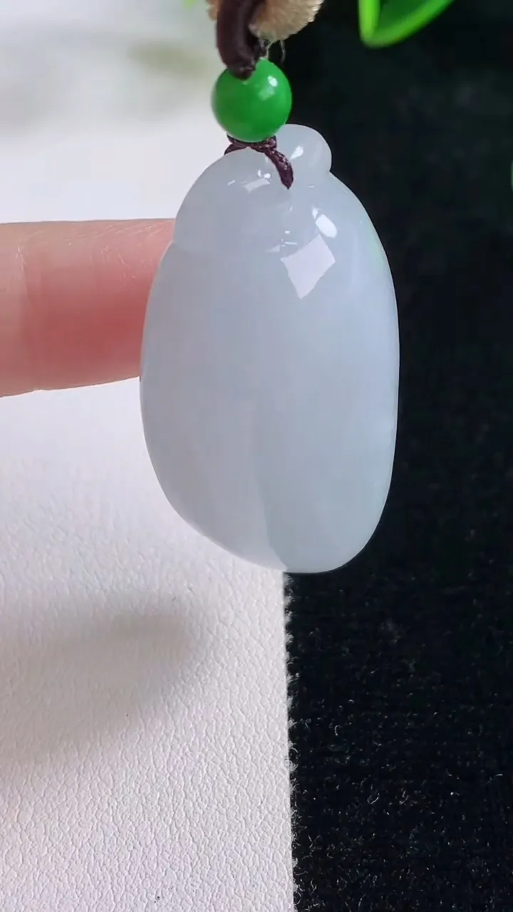 天然A货翡翠紫罗兰福瓜吊坠，尺寸44.6-21-13，重量:26.66g
11月23日