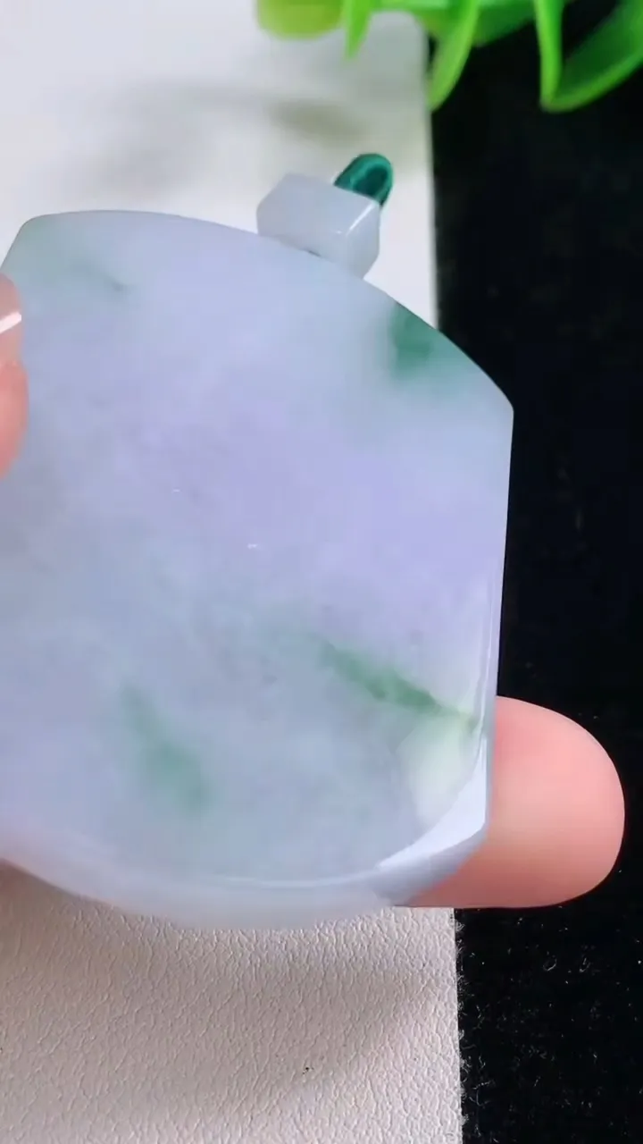 天然A货翡翠春带彩紫罗兰无事牌吊坠，尺寸53.7-40.8-5.7，重量:38.16g
11月23日