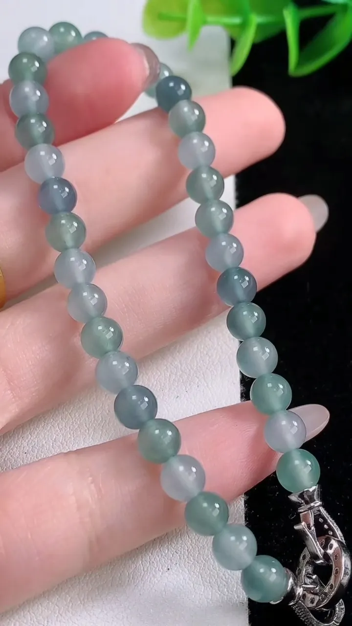 天然A货翡翠种蓝水圆珠手串，尺寸5.8-33颗，重量:14.03g11月23日
工厂直销收藏佳品,种好水足，色泽均匀，有种有色，上手高大气！