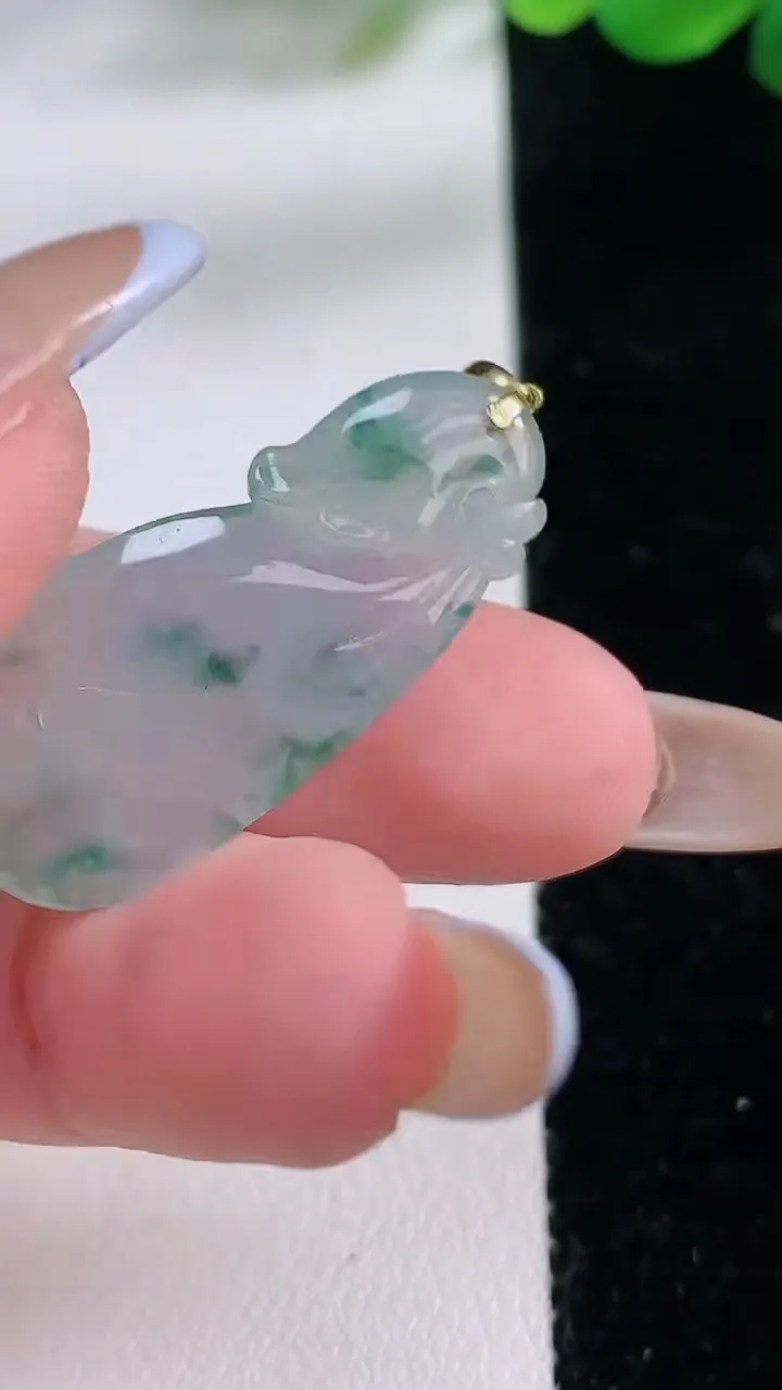 天然A货翡翠种飘花福袋吊坠，尺寸33.5-14.5-4.8，重:4.26g
11月23日