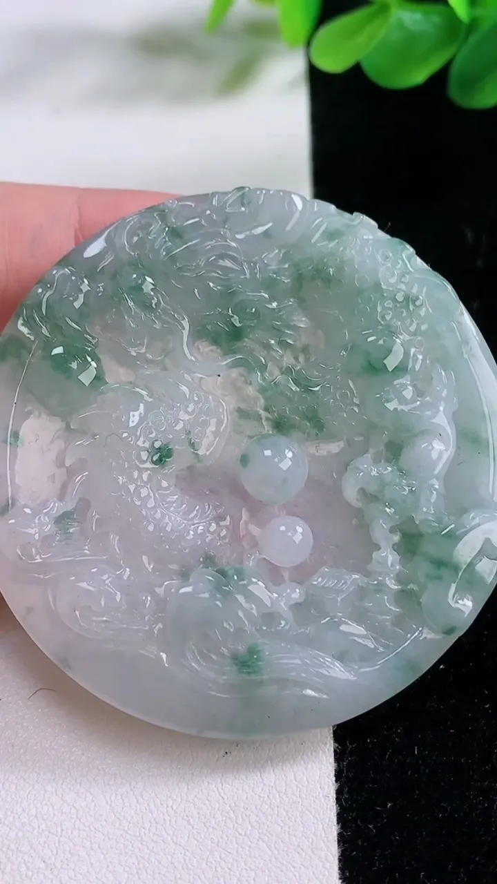 天然A货翡翠飘花龙牌吊坠，尺寸54.7-6.5，重:36.10g
11月23日