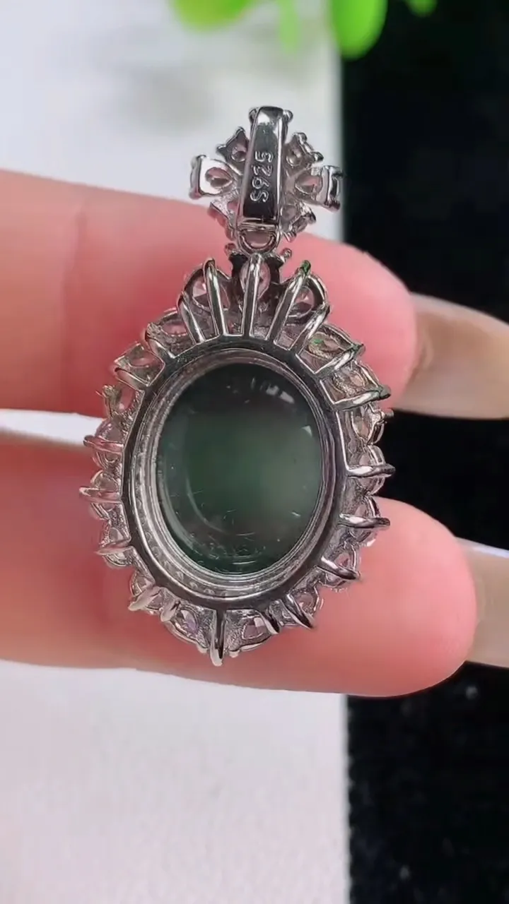 天然A货翡翠蓝水蛋面吊坠，尺寸32.3-19-10.6，裸石14.2-12.2重量:5.66g
11月23日