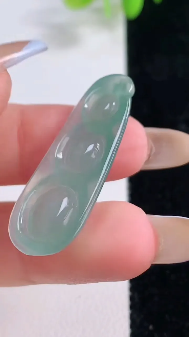 天然A货翡翠福豆吊坠，尺寸35.7-12.5-6，重量:3.91g
11月23日