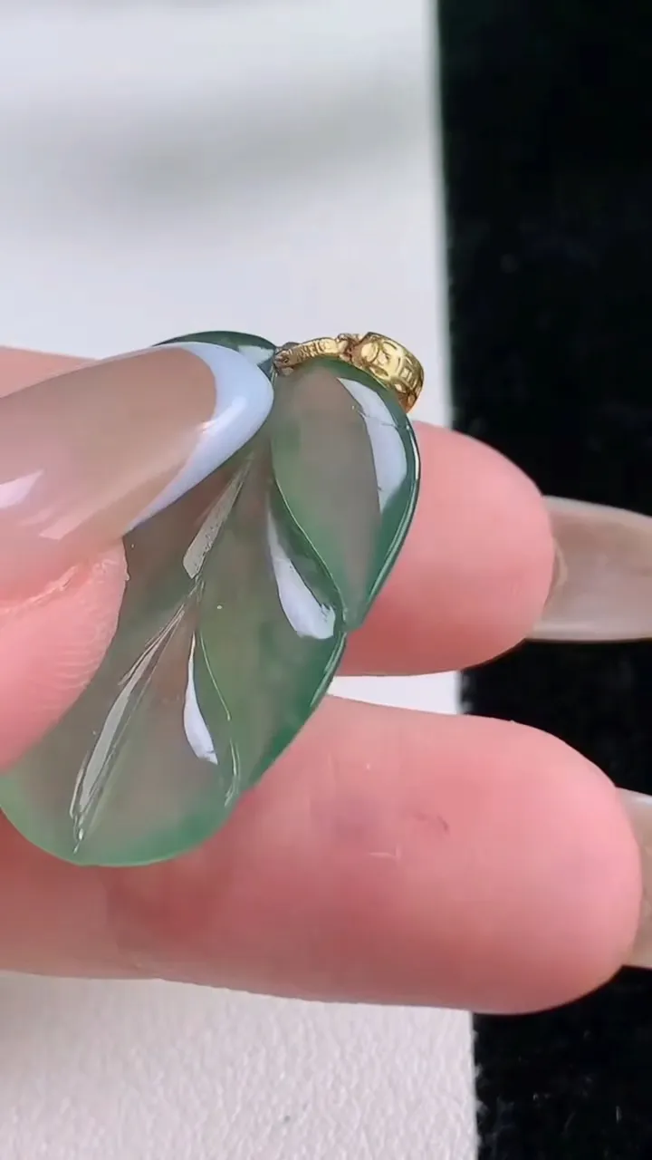 天然A货翡翠金枝玉叶 叶子吊坠，尺寸27-18-3.7，重:3.44g
11月23日