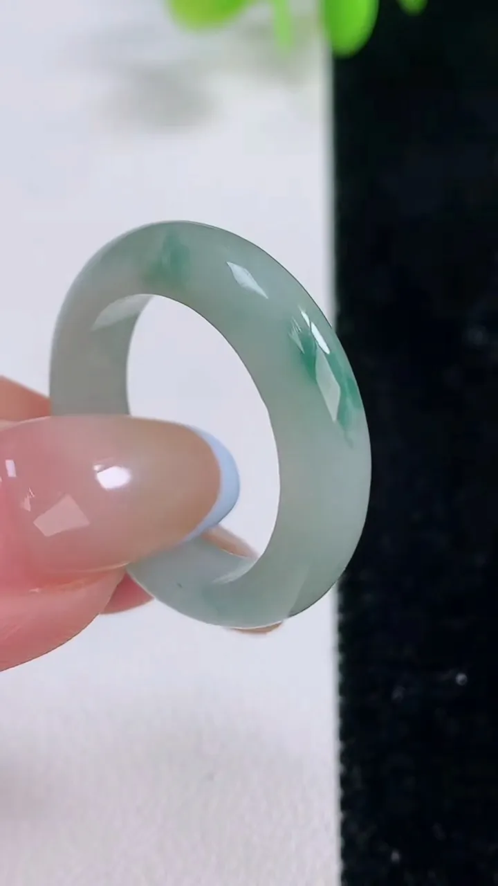 天然A货翡翠飘花指环戒指，尺寸19.6-5.2-3，重量:4.53g2025年11月23日
工厂直销收藏佳品,种好水足，色泽均匀，有种有色，上手高大气！