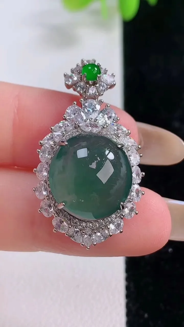 天然A货翡翠蓝水蛋面吊坠，尺寸32.3-19-10.6，裸石14.2-12.2重量:5.66g
11