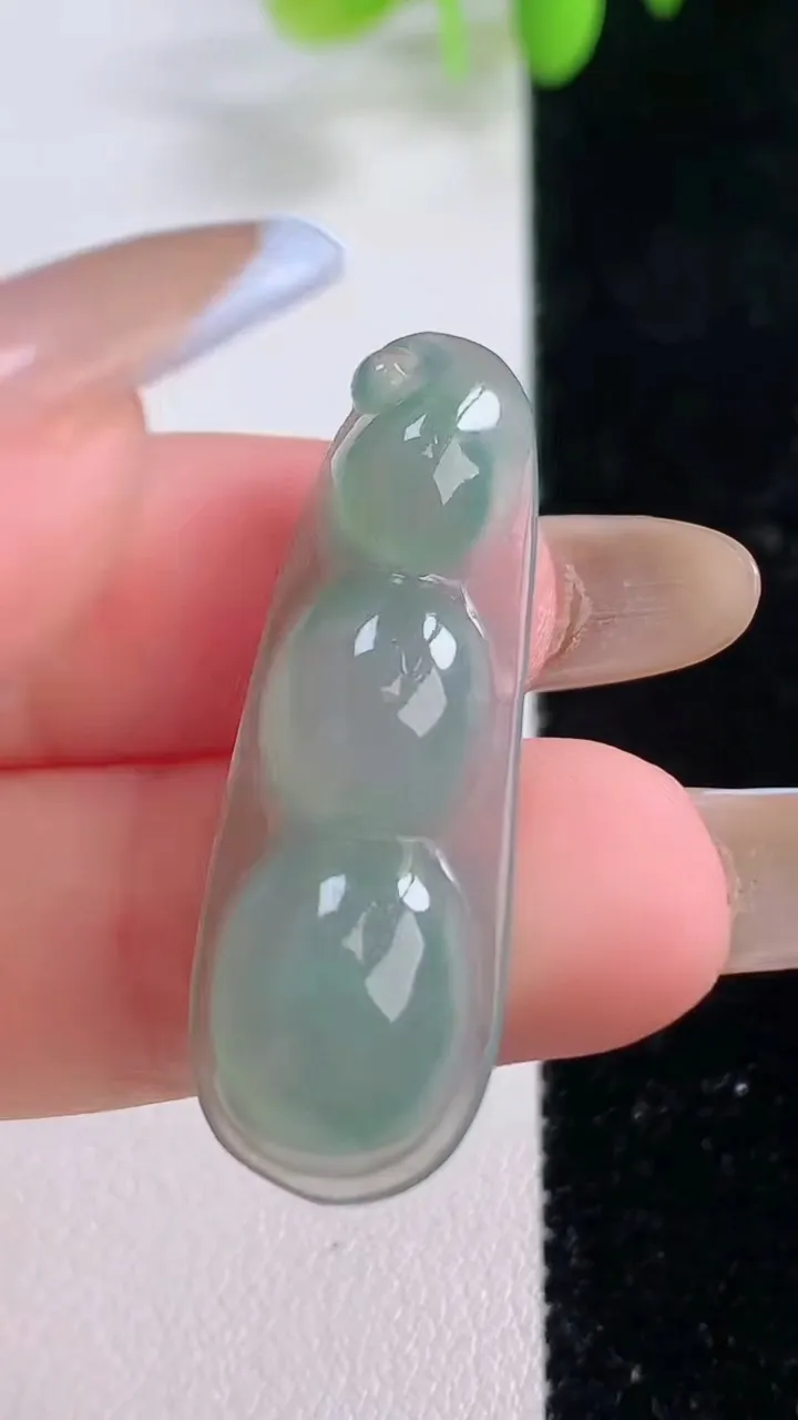 天然A货翡翠福豆吊坠，尺寸35.7-12.5-6，重量:3.91g
11月23日