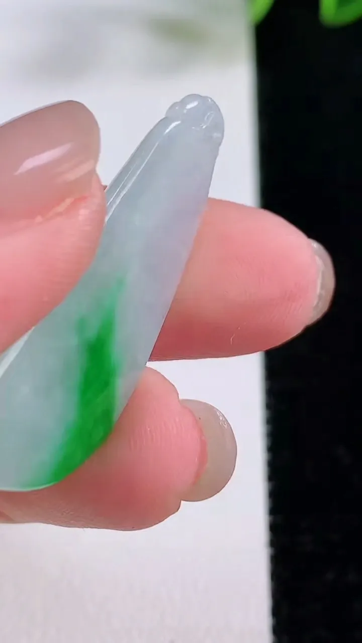 天然A货翡翠福瓜吊坠，尺寸37.6-13.3-4.6，重量:3.91g
11月23日