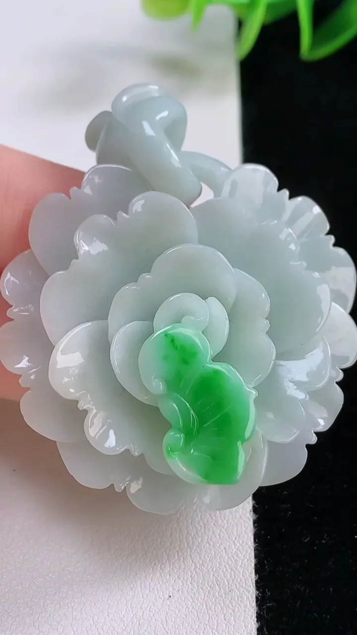 天然A货翡翠花开富贵吊坠，尺寸54.6-45.3-11.3，重量:25.22g
11月24日