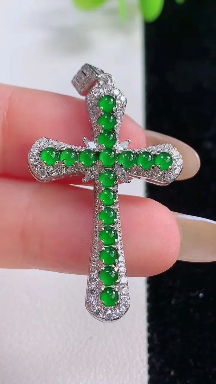 天然A货翡翠蛋面十字架吊坠，尺寸40.8-24.2-4.6裸石3.2，重量:4.05g
11月23日