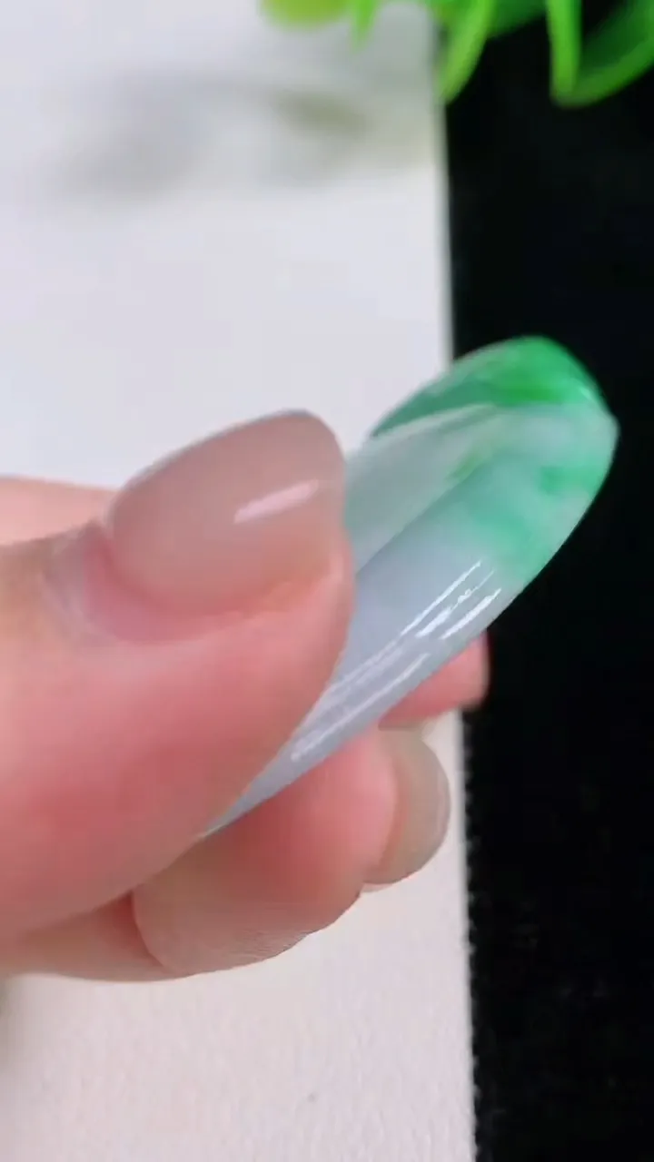 天然A货翡翠如意吊坠，尺寸42.8-38.7-6.1，重量:32.66g
11月23日