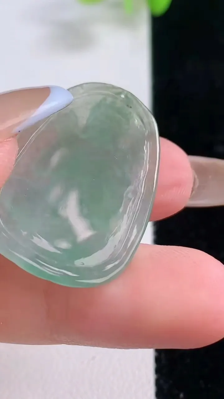 天然A货翡翠虚空藏菩萨吊坠，尺寸31-21-2.5，重量:3.37g
11月23日