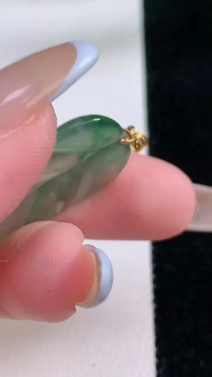 天然A货翡翠金枝玉叶 叶子吊坠，尺寸27-18-3.7，重:3.44g
11月23日