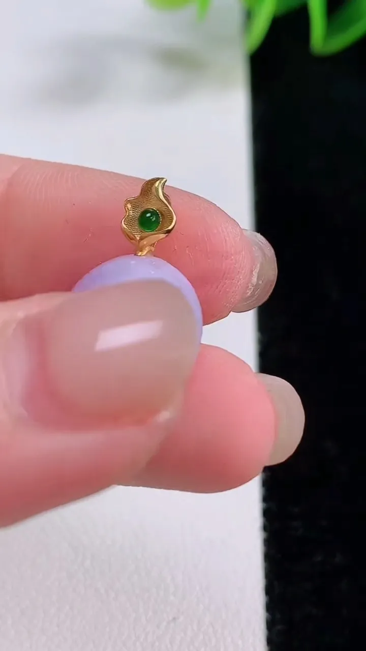 天然A货翡翠18K金紫罗兰蛋面吊坠，尺寸14.6-12.7-8.2，重量:2.75g
11月23日