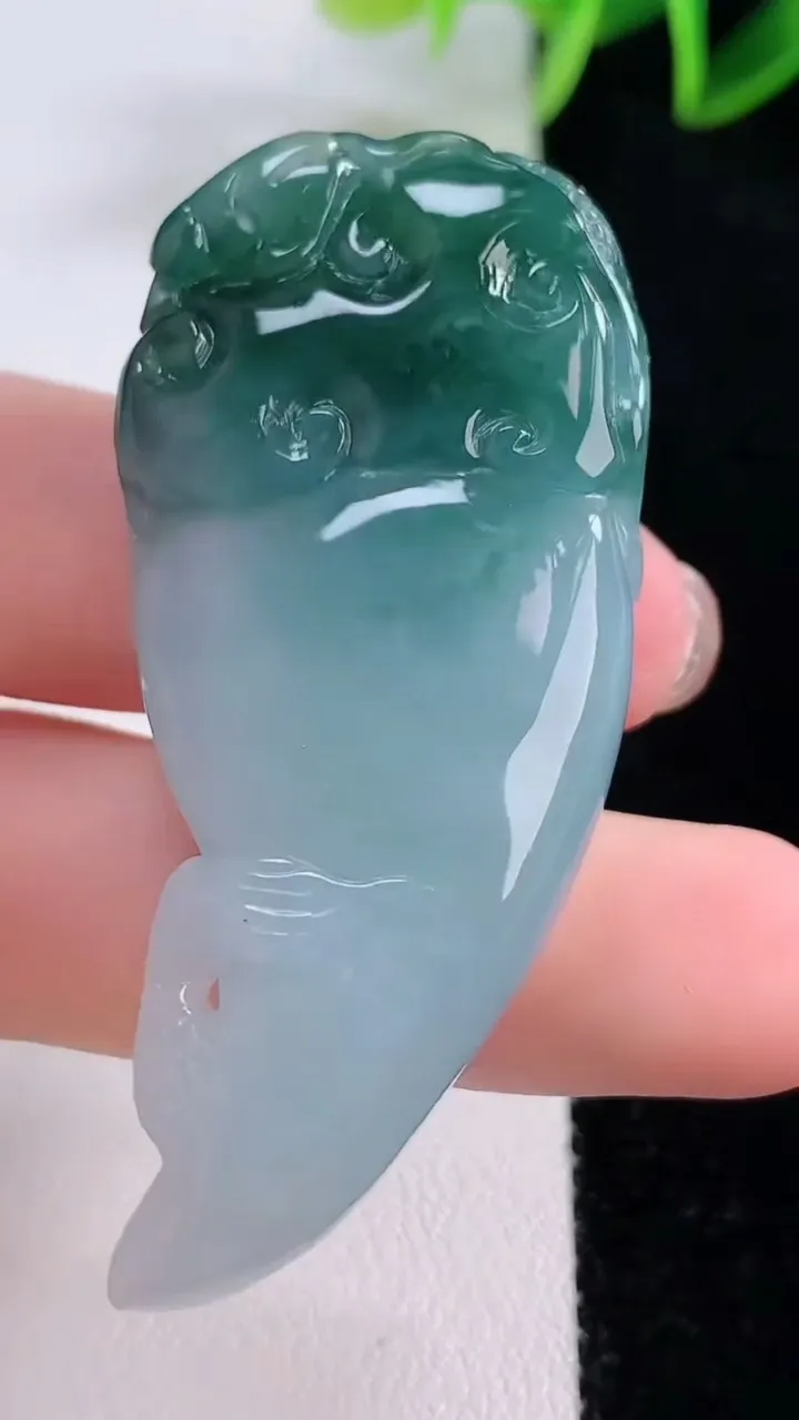 天然A货翡翠飘花龙牙吊坠，尺寸55-25-11，重量:25.84g
11月23日