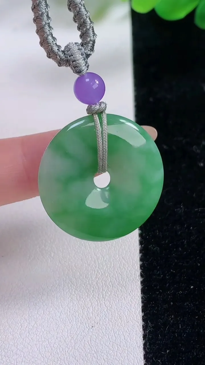 天然A货翡翠平安扣吊坠，尺寸26.8-4.9，重:7.14g
11月23日