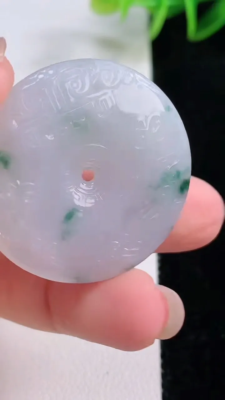 天然A货翡翠飘花复古平安扣吊坠，尺寸34.3-4.3，重量:11.03g
11月23日