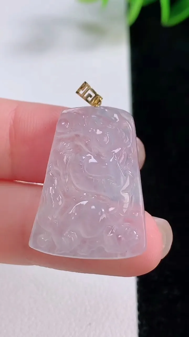 天然A货翡翠种白冰龙牌吊坠，尺寸27.3-19-4.4，重量:5g
11月23日